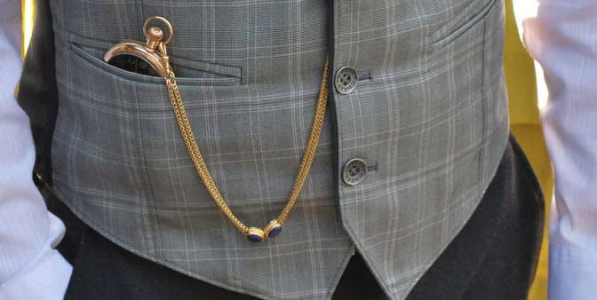 Wie man in der heutigen Zeit eine Taschenuhr trägt